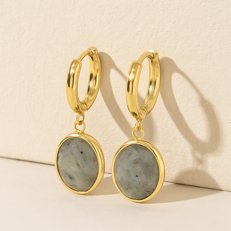 Goudkleurige Charm Hangeroorbellen – Paula