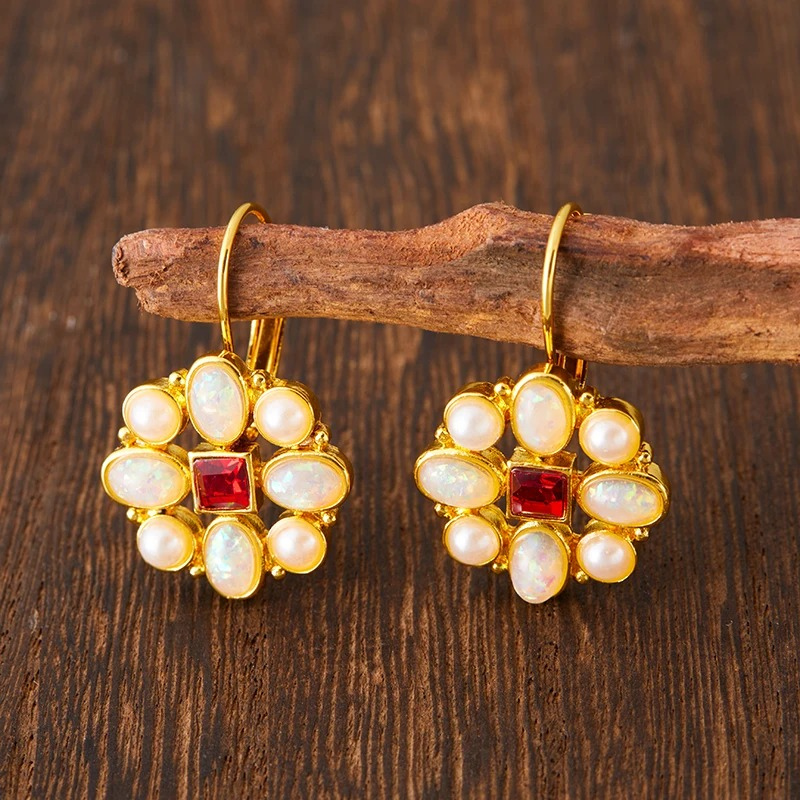 Gouden Bloem Druppeloorbellen met Opaal - Kyana