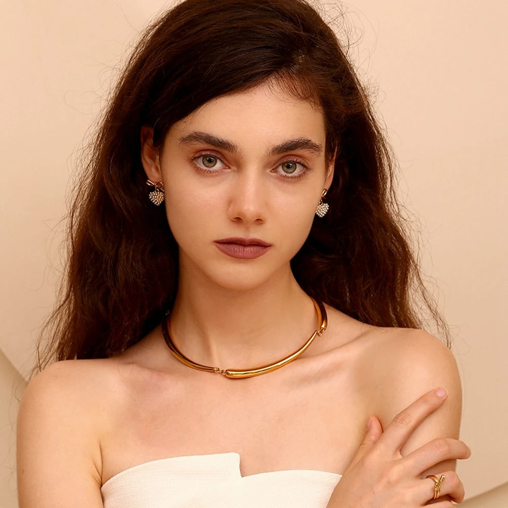 Goudkleurige Strikoorbellen met Hartvormige Parel – Carrie