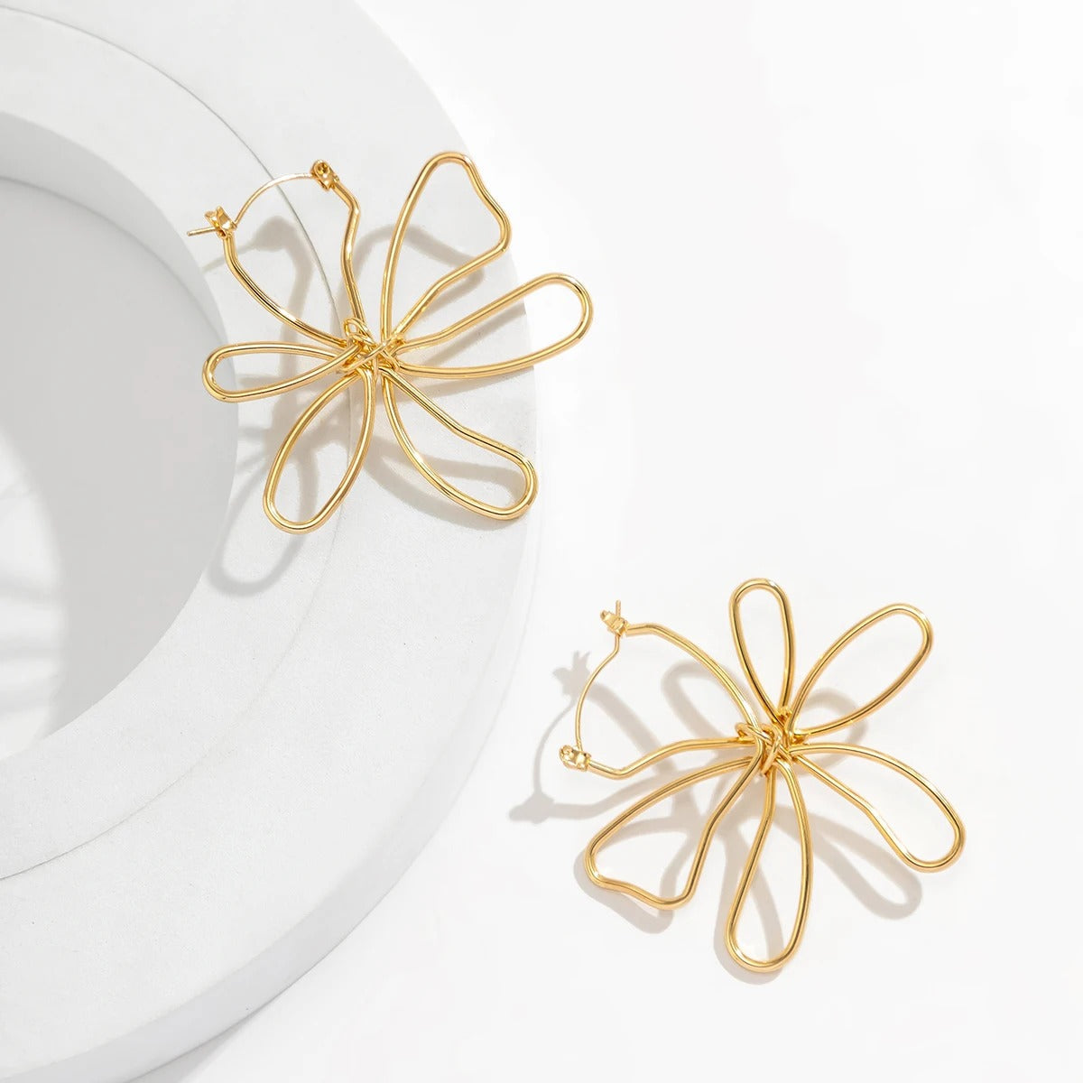 Stijlvolle Gouden Geometrische Bloem Stud Oorbellen - Elegant en Luxe Accessoire van Tommie