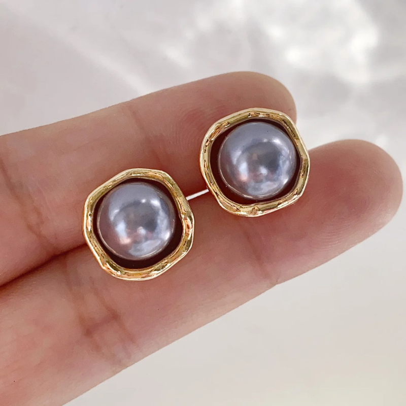 Goudkleurige oorstekers met grijze parel – Astra
