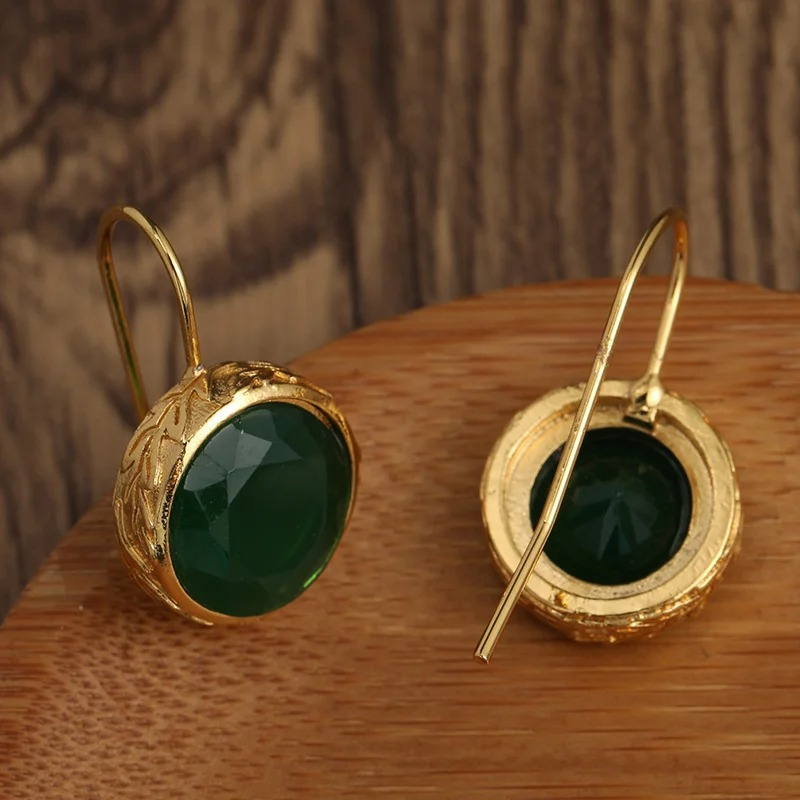 Verhoog je stijl met onze schitterende groene edelsteen oorbellen verguld - Kare