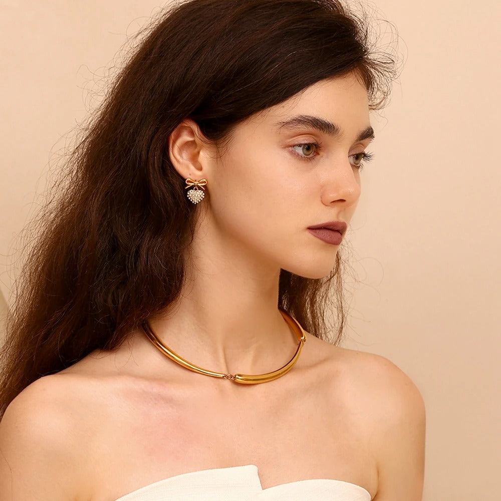 Goudkleurige Strikoorbellen met Hartvormige Parel – Carrie