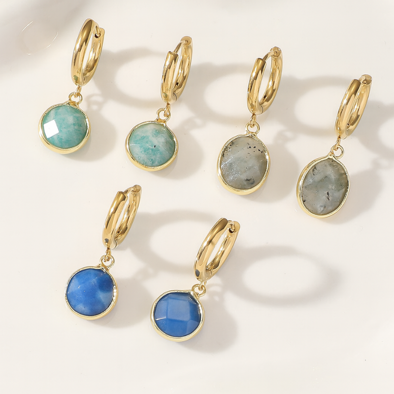 Goudkleurige Charm Hangeroorbellen – Paula