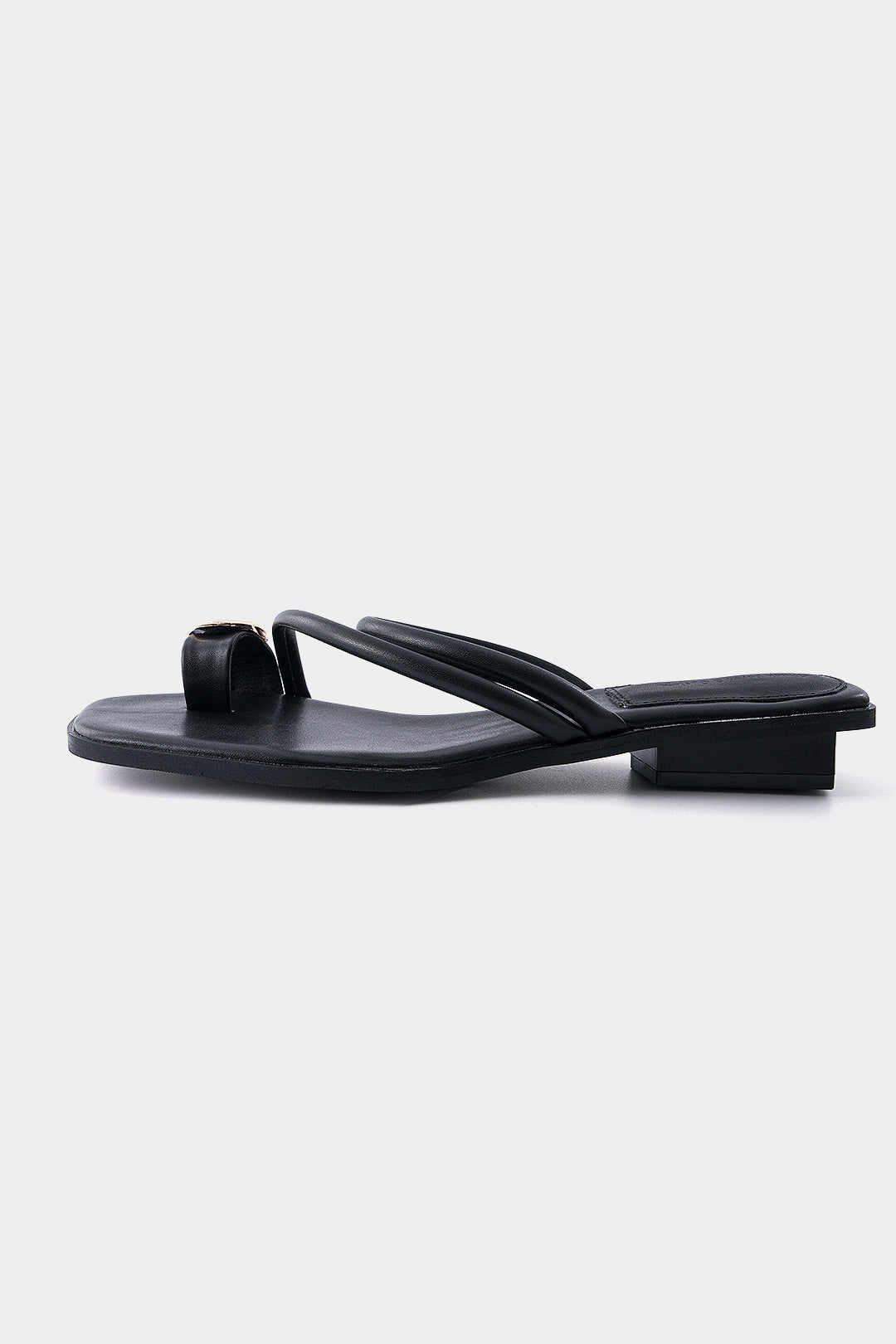 Platte open schoenen met metalen details en elegante decoratie