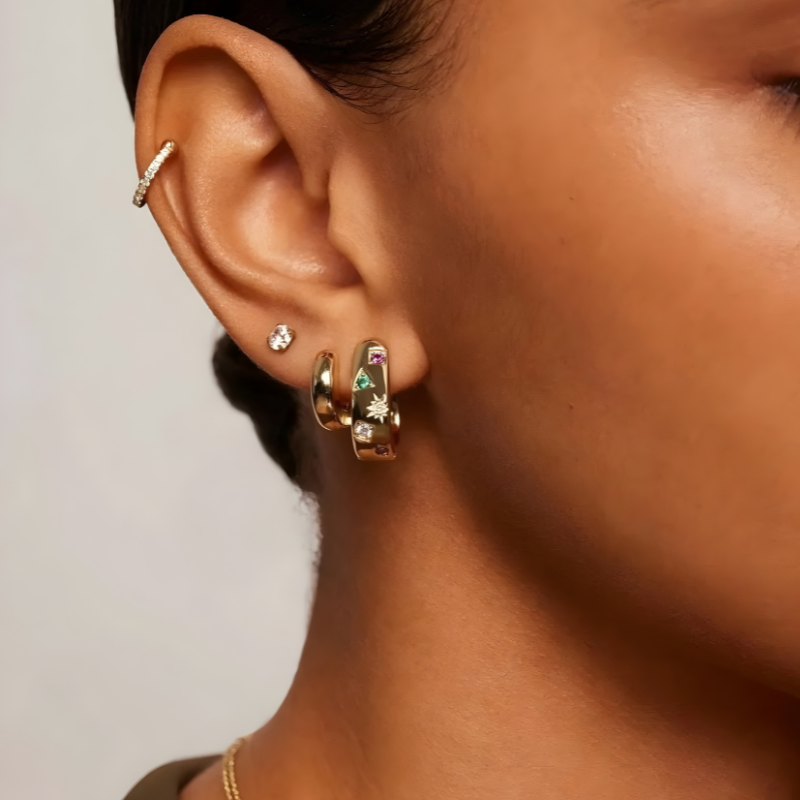Jade chunky multicolor cubic zirkonia huggie oorbellen voor een opvallende look