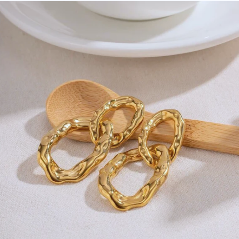 Goudkleurige oorbellen met dubbele ketting en textuur – Bianca