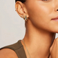 Jade chunky multicolor cubic zirkonia huggie oorbellen voor een opvallende look