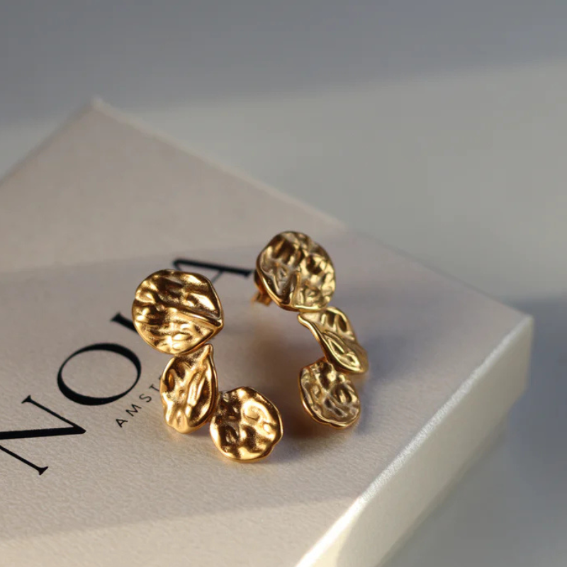 Gouden Geplateerde Drievoudige Bloemblaadje Oorbellen - Riley