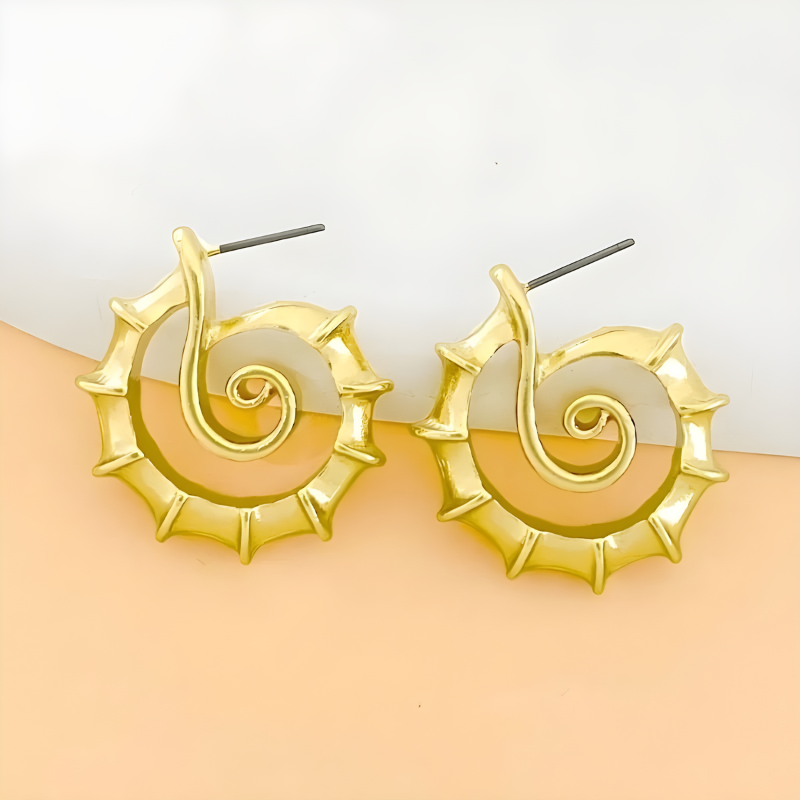 Goudkleurige Spiral Zeepaard Oorbellen – Iva