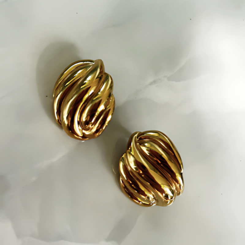 Goudkleurige Oorknopjes met Golvende Textuur - Ruth