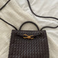 Kleine Gevlochten Dames Handtas met Gouden Details