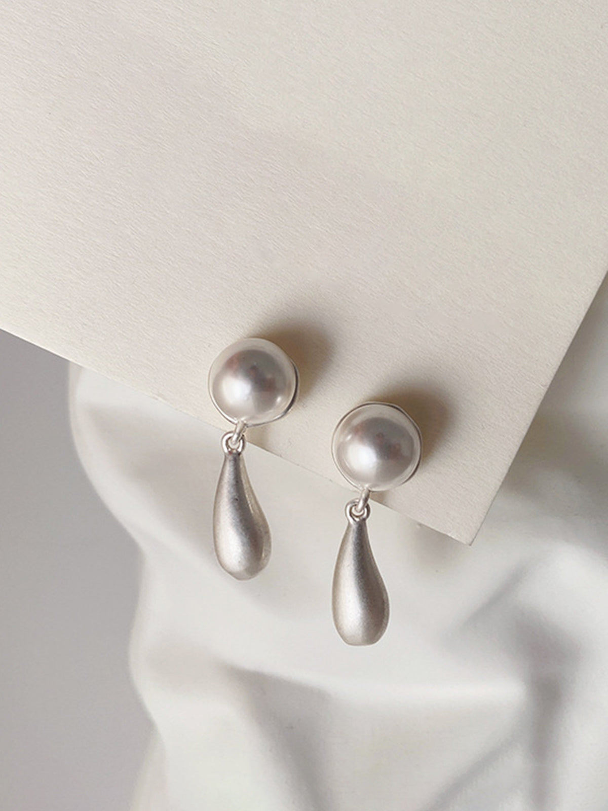 Elegante druppelvormige parel oorbellen