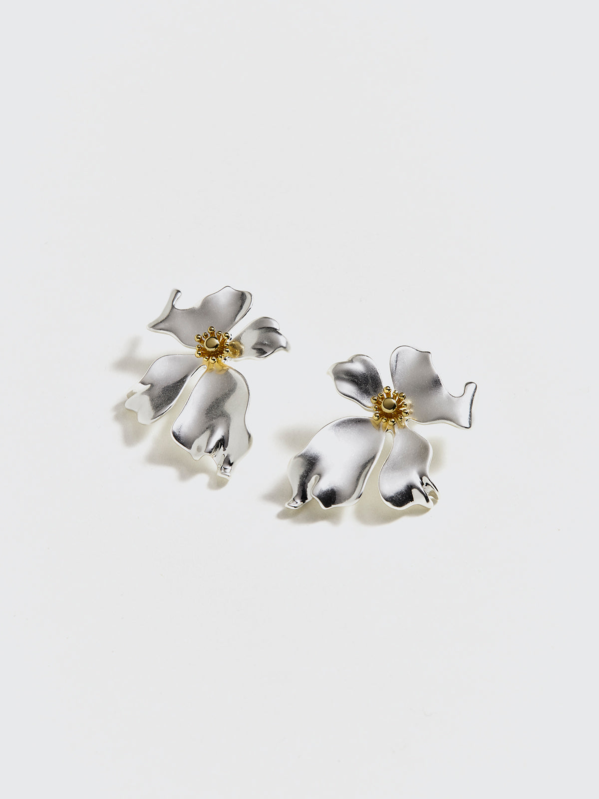 Elegante metalen sieraden met onvergelijkbare kenmerken en bloemblad – opvallende push-up oorbellen
