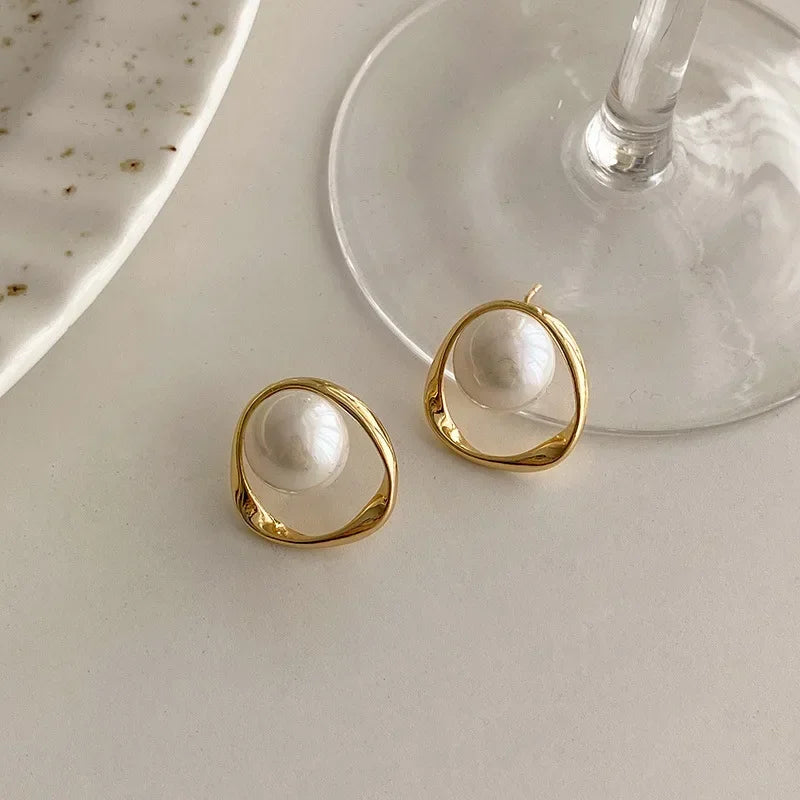 Gevangen Parel Oorbellen In Gouden Bezel Geven